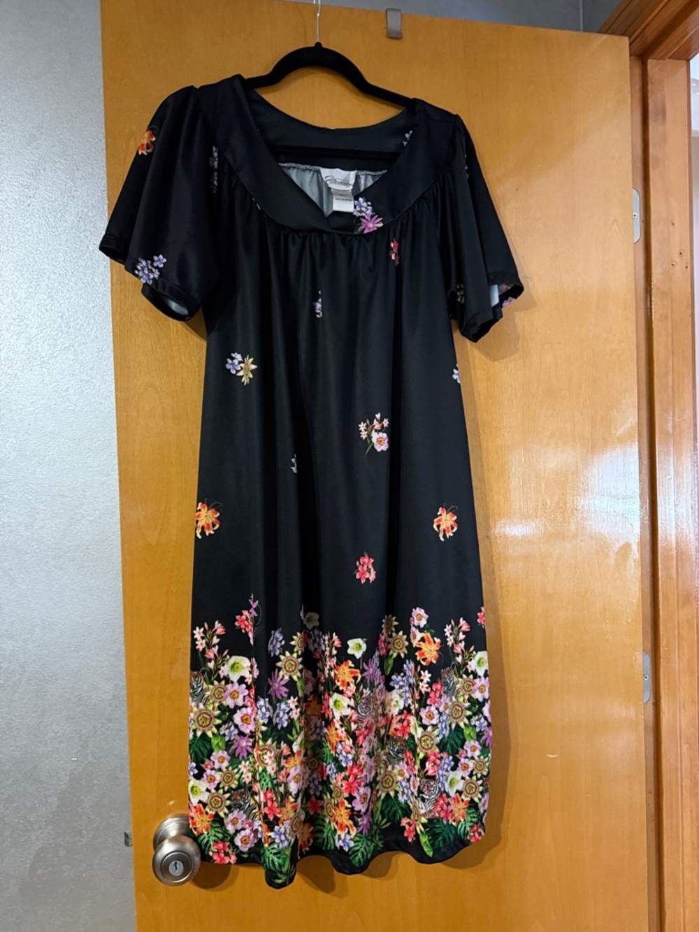 Black Floral Border polyester night gown